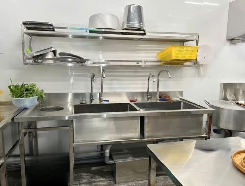 Nhà Hẹp Ngõ Nhỏ Vẫn Mở Quán Tốt: Cách Đi Bếp 1 Chiều Cho Căn Bếp Bé Xíu